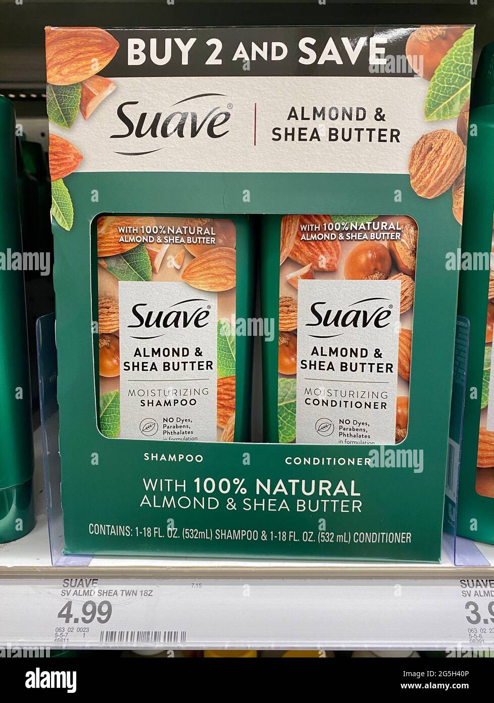 Confezione di shampoo e ricondizionatore al burro di karité e mandorle Suave vendute nei negozi Target. Foto Stock