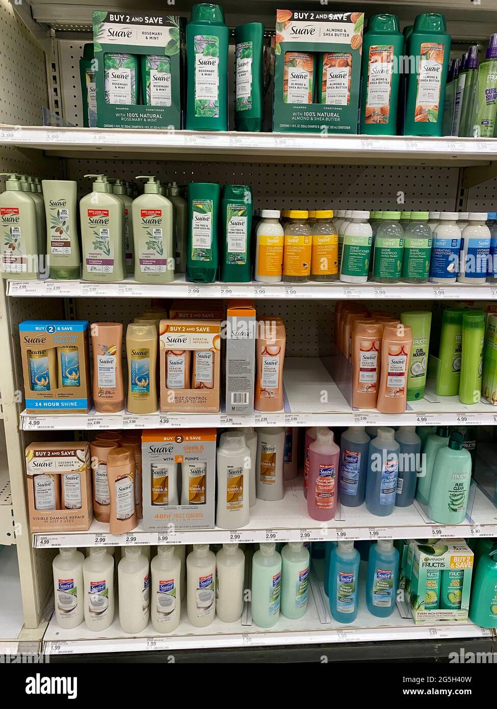 Suave i prodotti per la cura dei capelli su scaffale in un negozio di Chicago Target suburbano. Foto Stock