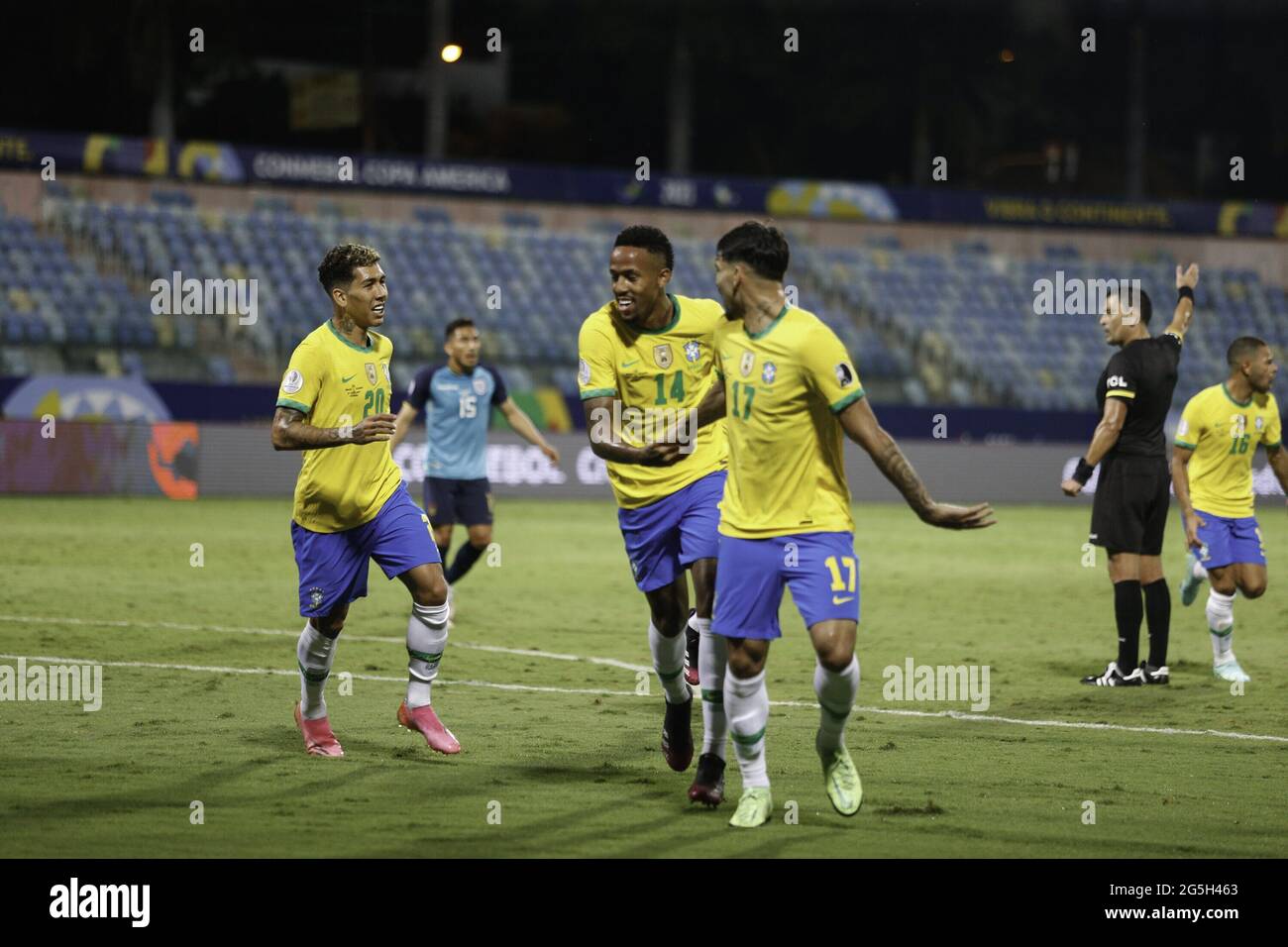 Goiania, Goias, Brasile. 27 Giugno 2021. (SPO) Copa America: Brasile ed Ecuador. 27 giugno 2021, Goiania, Brasile: Festa di gol segnata da Eder Militao, della Nazionale di Calcio Brasiliana, durante la partita contro l'Ecuador, valida per il 5° round del Gruppo B di Copa America, tenutosi presso lo Stadio Olimpico Pedro Ludovico Teixeira, a Goiania, la domenica sera (27). Credit: LECO Viana/TheNews2 Credit: LECO Viana/TheNEWS2/ZUMA Wire/Alamy Live News Foto Stock