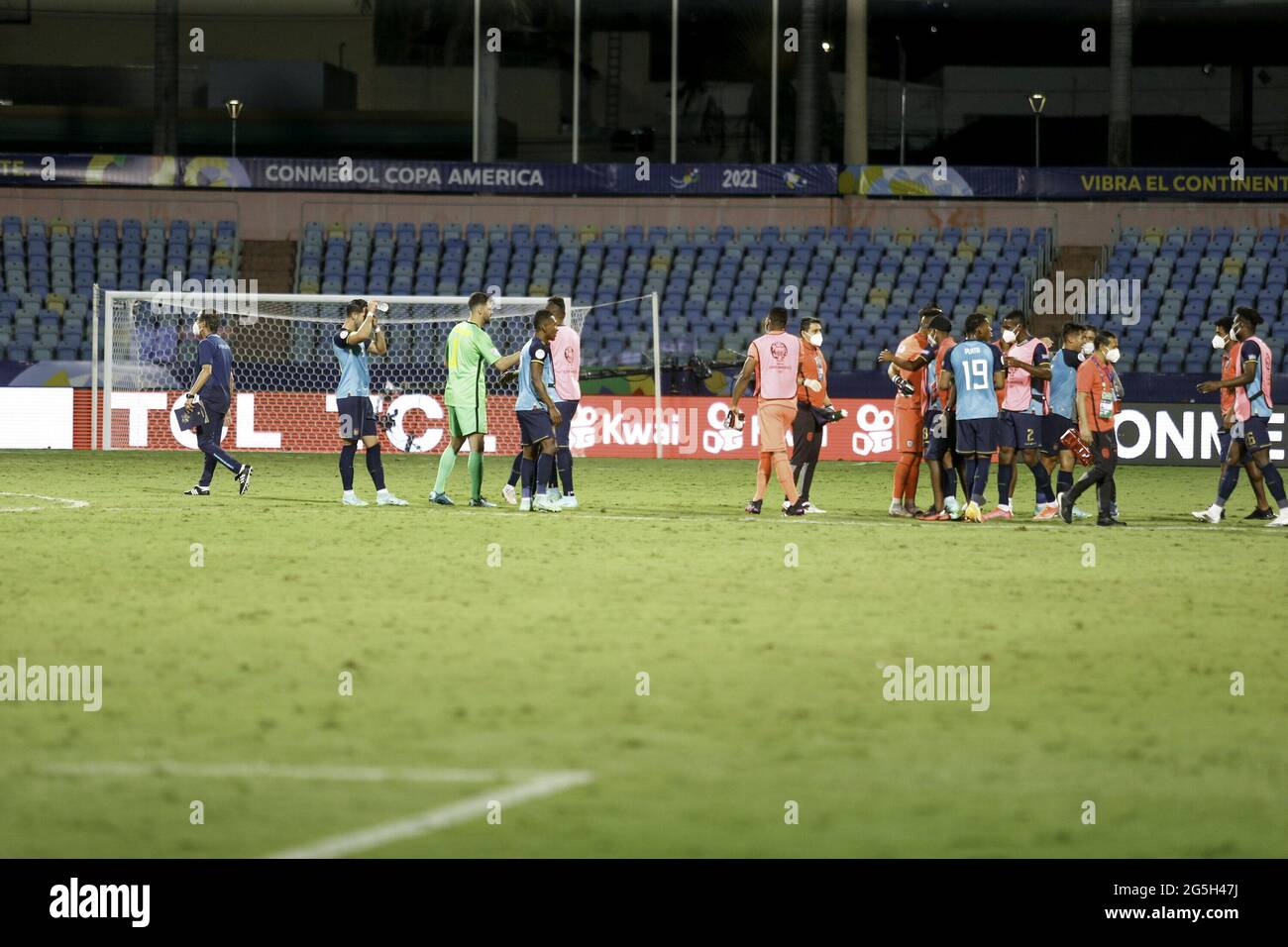 Goiania, Goias, Brasile. 27 Giugno 2021. (SPO) Copa America: Brasile ed Ecuador. 27 giugno 2021, Goiania, Brasile: I giocatori ecuadoriani festeggiano la qualificazione al termine della partita contro il Brasile, valida per il 5° round del Gruppo B di Copa America, tenutosi allo stadio olimpico Pedro Ludovico Teixeira di Goiania, domenica sera (27). Credit: LECO Viana/TheNews2 Credit: LECO Viana/TheNEWS2/ZUMA Wire/Alamy Live News Foto Stock