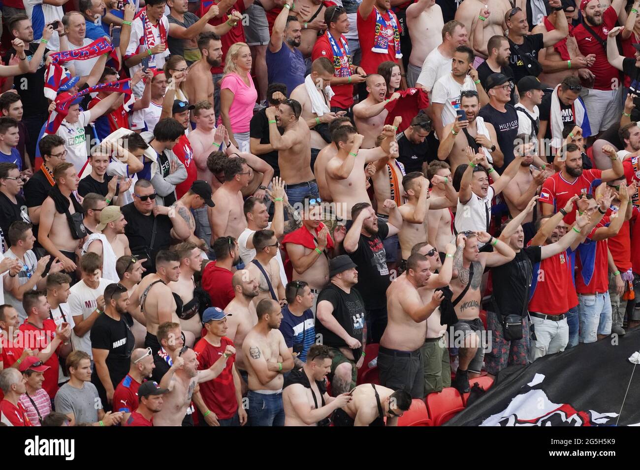 Spettatori cechi durante la partita UEFA EURO 2020, Round of 16 tra Paesi Bassi e Repubblica Ceca il 27 giugno 2021 presso la Ferenc Puskas Arena di Budapest Credit: SCS/Soenar Chamid/AFLO/Alamy Live News Foto Stock