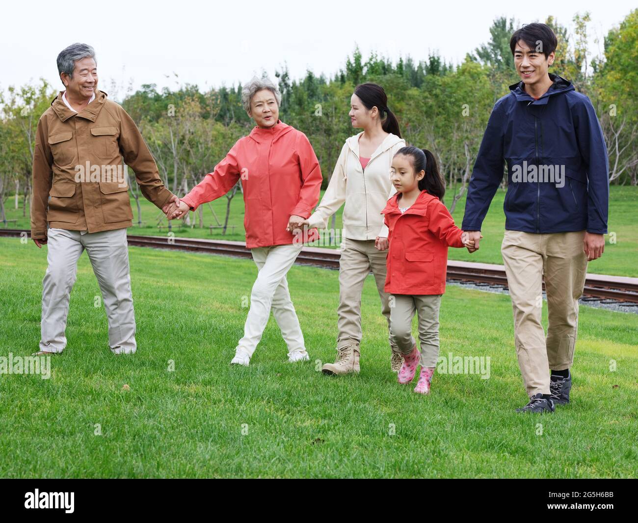 Una famiglia felice di cinque camminate all'aperto foto di alta qualità Foto Stock