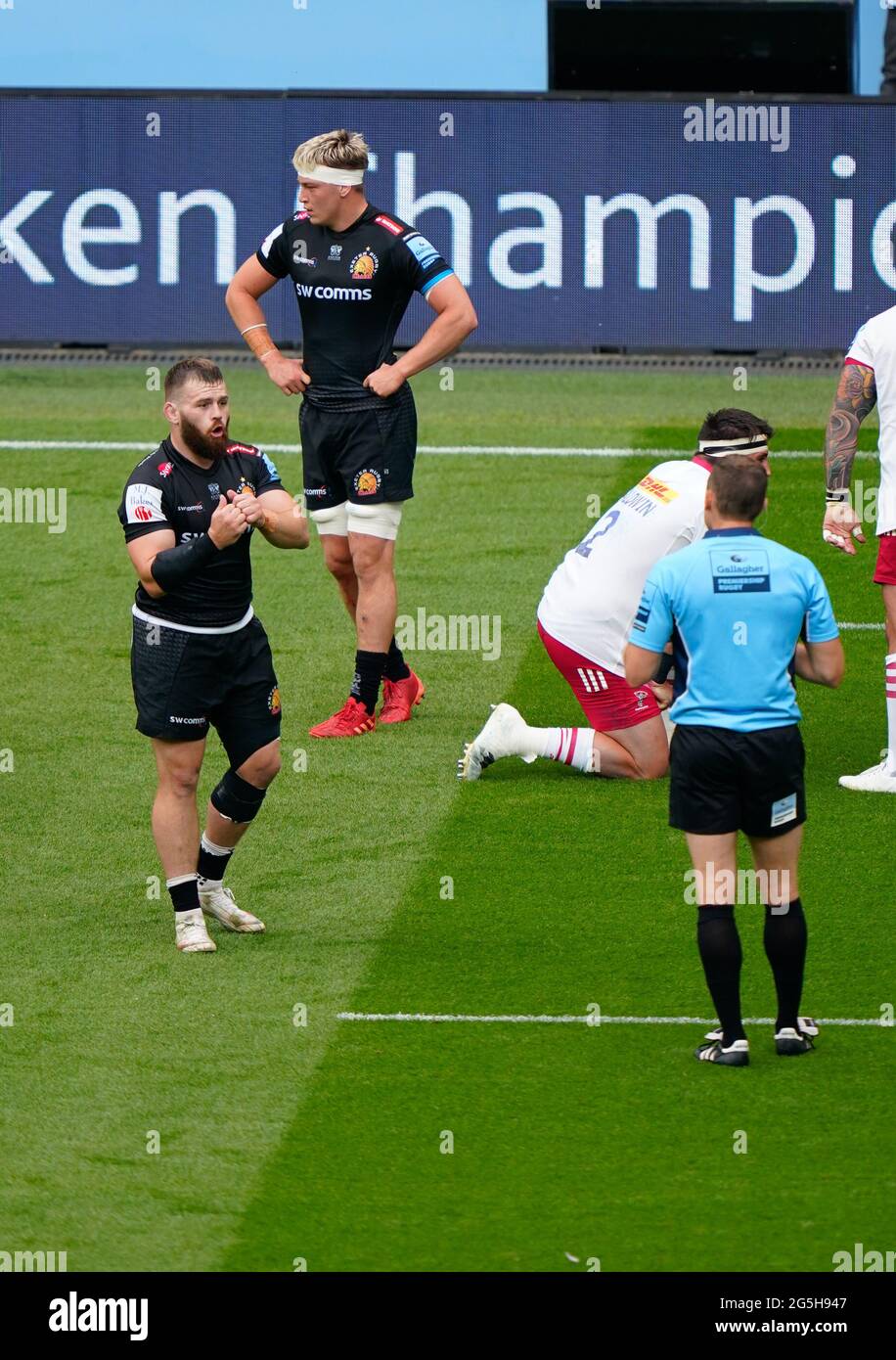 Il Hooker di Exeter Chiefs Luke Cowan-Dickie parla con l'arbitro Matthew  Carley durante la Gallagher Premiership Rugby Final, Exeter Chiefs -V-  Harlequins, o Foto stock - Alamy
