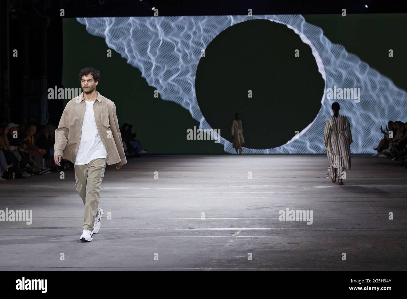 Un modello cammina sulla pista durante la mostra BASSIKE Winter Collection 2021 durante le collezioni AAFW Resort 2022 a Carriageworks il 1° giugno 2021 a Sy Foto Stock