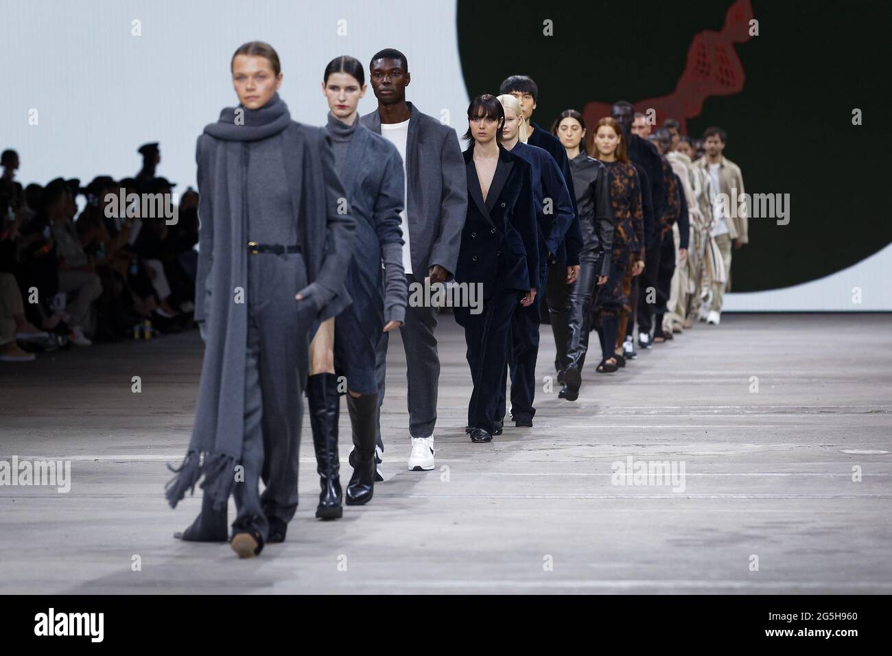 I modelli percorreranno la pista durante la mostra BASSIKE Winter Collection 2021 durante le collezioni AAFW Resort 2022 a Carriageworks il 1° giugno 2021 a Sydn Foto Stock