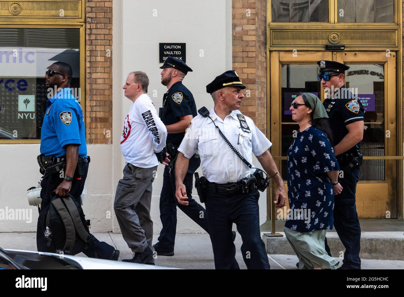 I membri manciati del 'Key of David Christian Center' sono guidati via da ufficiali della NYPD. Il gruppo ha protestato per la celebrazione del Gay Pride fuori dal Washington Square Park a New York il 27 giugno 2021.(foto di Gabriele Holtermann/Sipa USA) Credit: Sipa USA/Alamy Live News Foto Stock