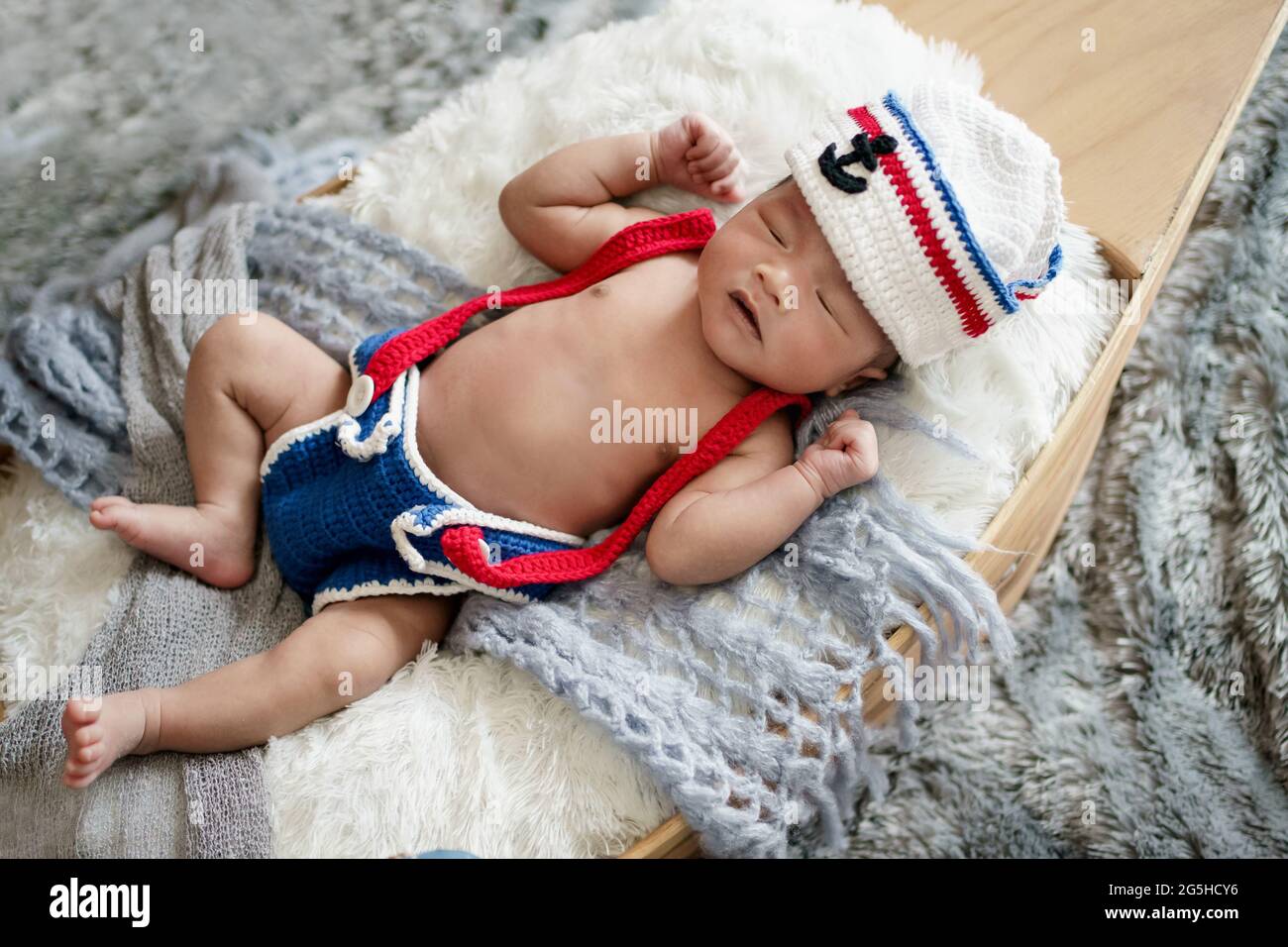 bambino neonato che indossa un cappello marinaio bianco e blu Foto stock -  Alamy