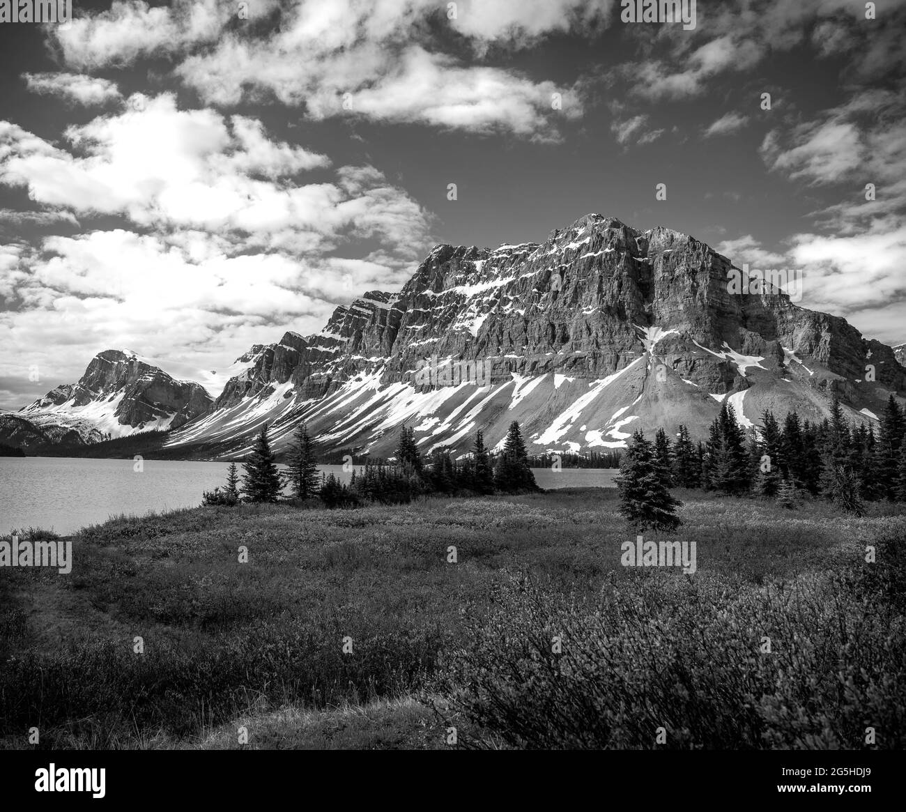 Spettacolare catena montuosa con lago il giorno d'estate Foto Stock