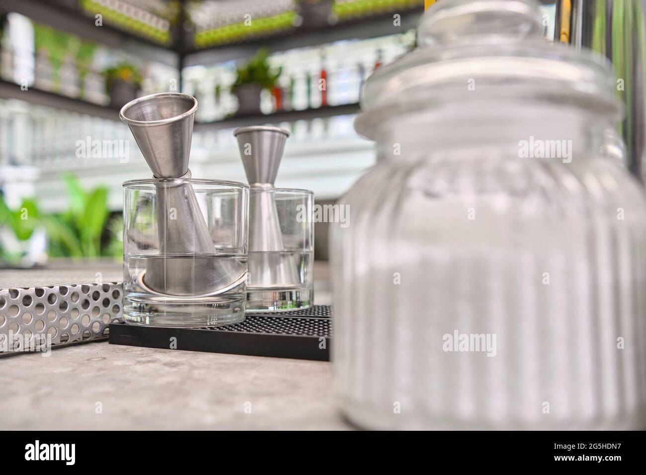 Elementi di mixologia, accessori e ingredienti per la preparazione di bevande. Messa a fuoco selettiva. Foto Stock