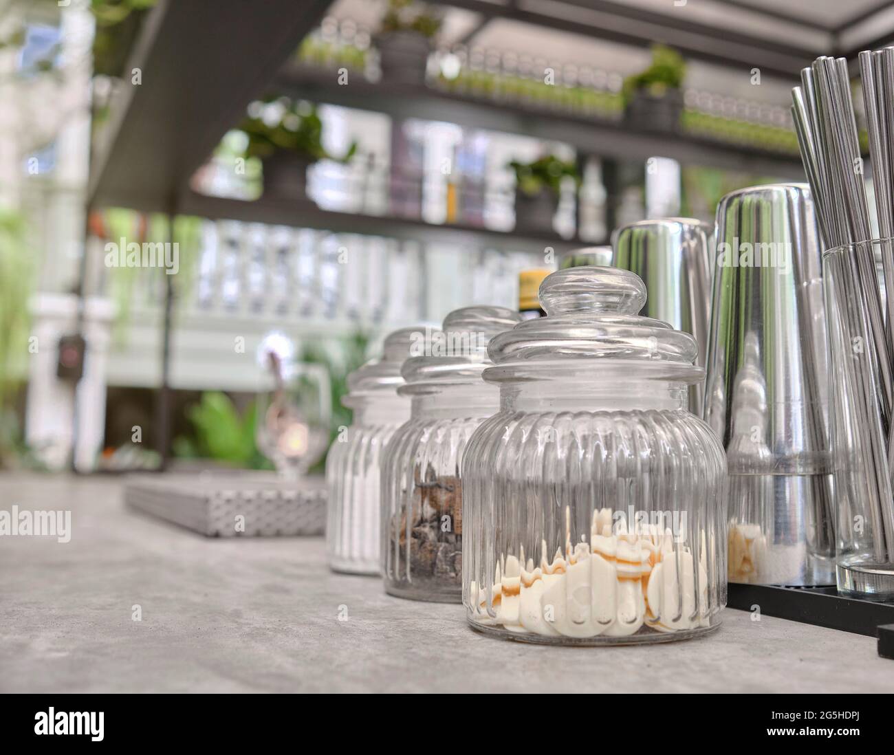 Elementi di mixologia, accessori e ingredienti per la preparazione di bevande. Messa a fuoco selettiva. Foto Stock