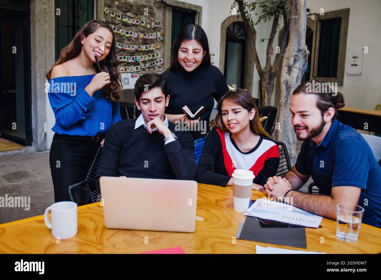 Giovani studenti universitari latini che studiano con il computer in università in America Latina Foto Stock
