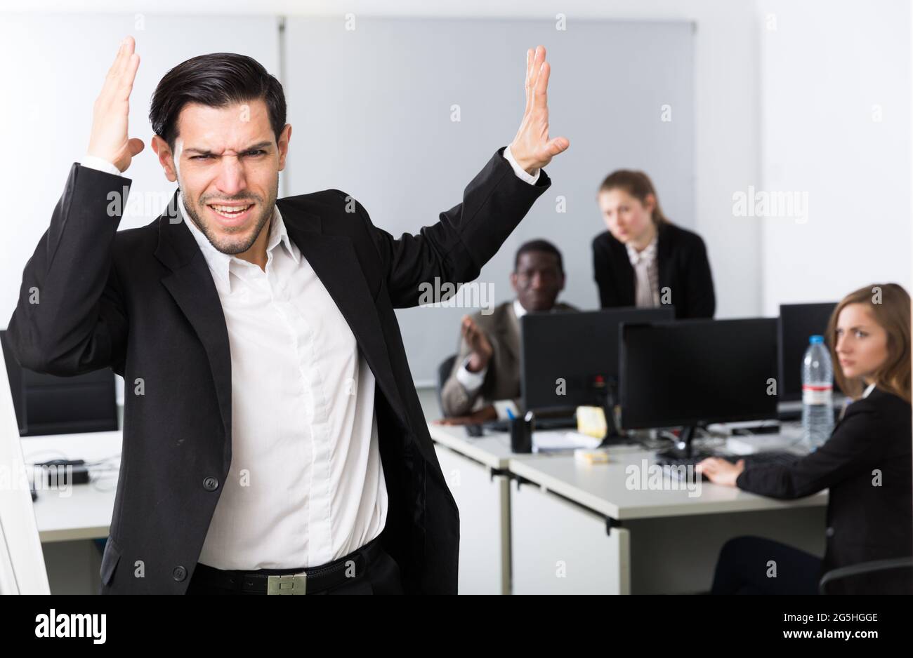 Irritato uomo d'affari in ufficio Foto Stock