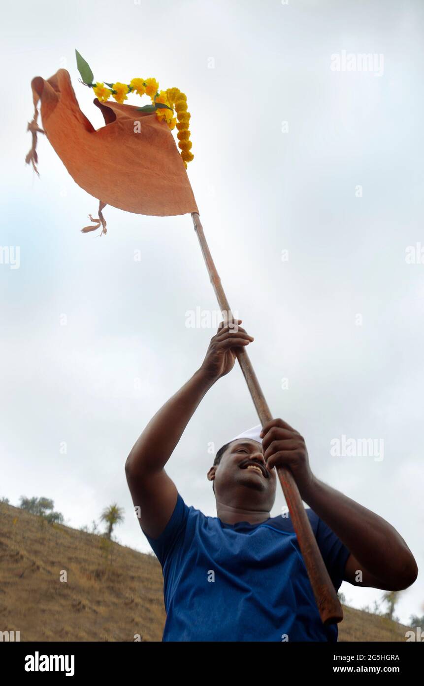 Dive Ghat, Pune, Maharashtra, India 26 giugno 2019 durante la processione di Pandharpur wari i pellegrini marciavano verso il tempio di Vitthala con il figlio religioso che cantava Foto Stock