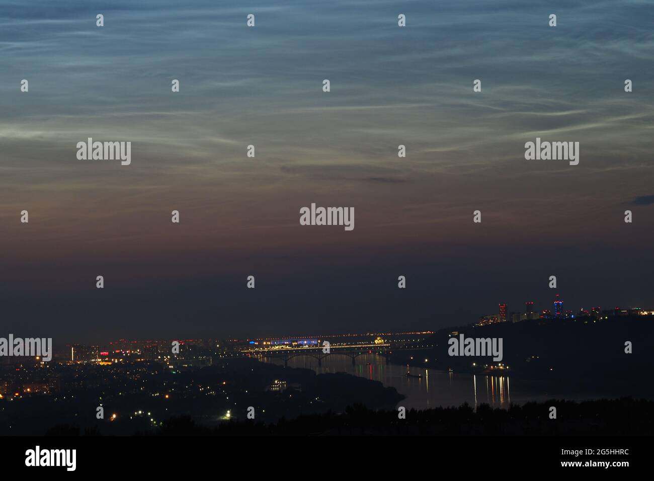 Nubi noctilucenti nel cielo notturno sulla città splendido sfondo naturale. Foto Stock