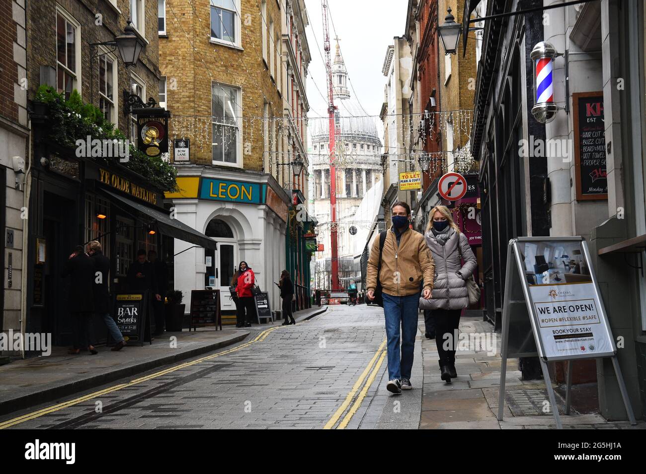 File foto datata 11/12/2020 di persone che camminano lungo la Bloomberg Arcade, vicino alla Cattedrale di San Paolo nella città di Londra. Secondo una nuova analisi, la crisi del debito che le aziende inglesi si trovano ad affrontare ha raggiunto un ulteriore passo avanti, poiché le aziende ora devono ai consigli locali quasi £2.5 miliardi di tassi di affari non pagati. Data di emissione: Lunedì 28 giugno 2021. Foto Stock