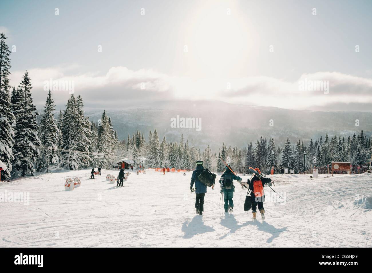 Amici di sesso maschile e femminile che camminano in località turistica durante l'inverno Foto Stock