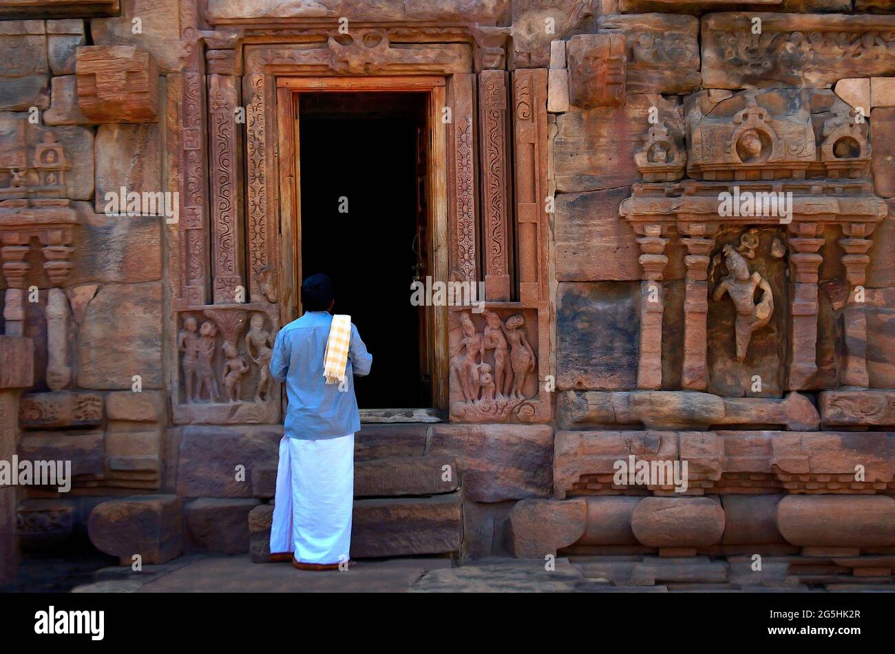 Hampi, Karnataka, India - Gennaio 25 2020: Un indiano prega in un tempio ad Hampi, Karnataka, India Foto Stock Hampi, Karnataka, India - Gennaio 25 2020: Un indiano prega in un tempio ad Hampi, Karnataka, India Foto Stock