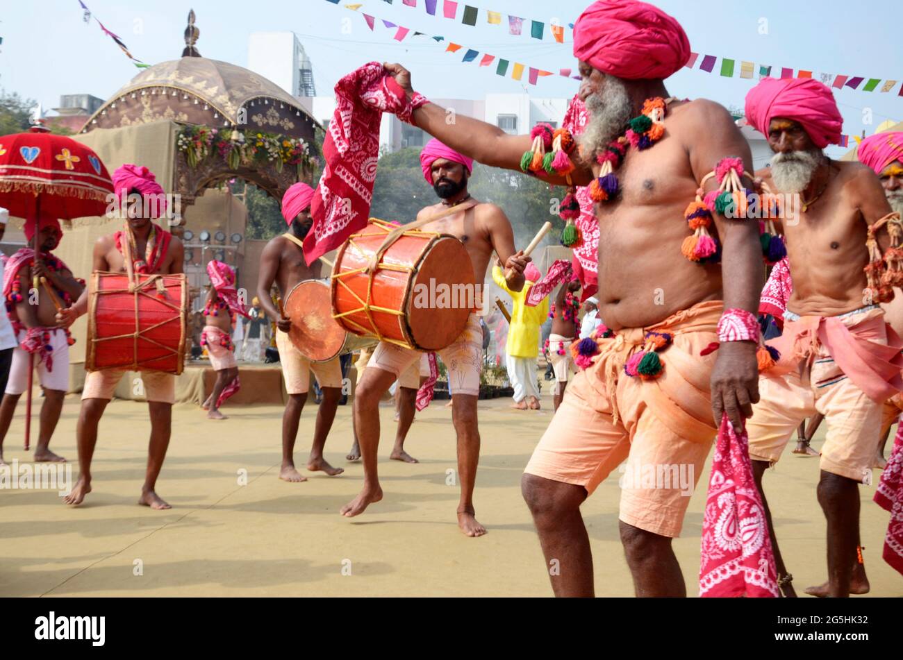 Danza popolare tribale tradizionale e musica in esecuzione al festival di Bhimthadi, Pune, India il 21 dicembre 2019 Foto Stock