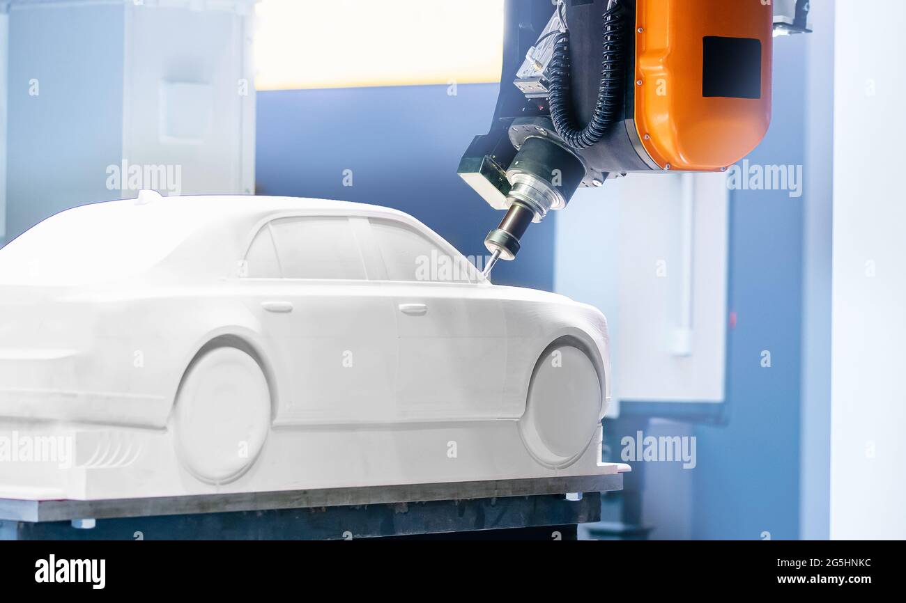 Fresa CNC processo di fabbricazione di mock-up di auto per un progetto di design moderno. Concetto di attrezzatura industriale per la lavorazione dei metalli. Foto Stock