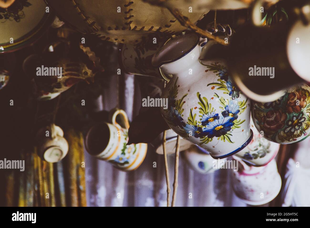 Vive ancora con fiori, pentole e altri oggetti per la casa Foto Stock