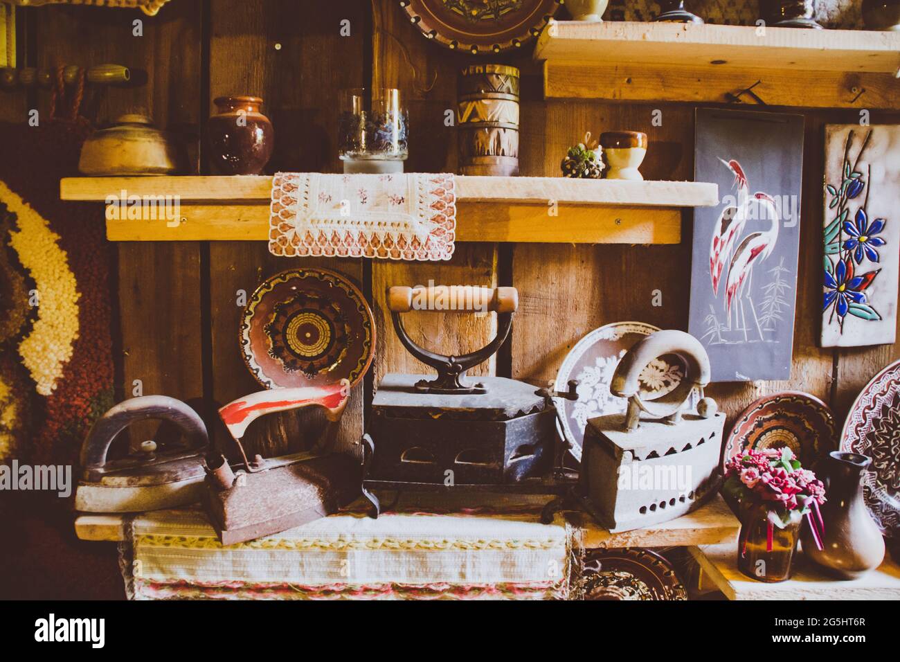 Vive ancora con fiori, pentole e altri oggetti per la casa Foto Stock