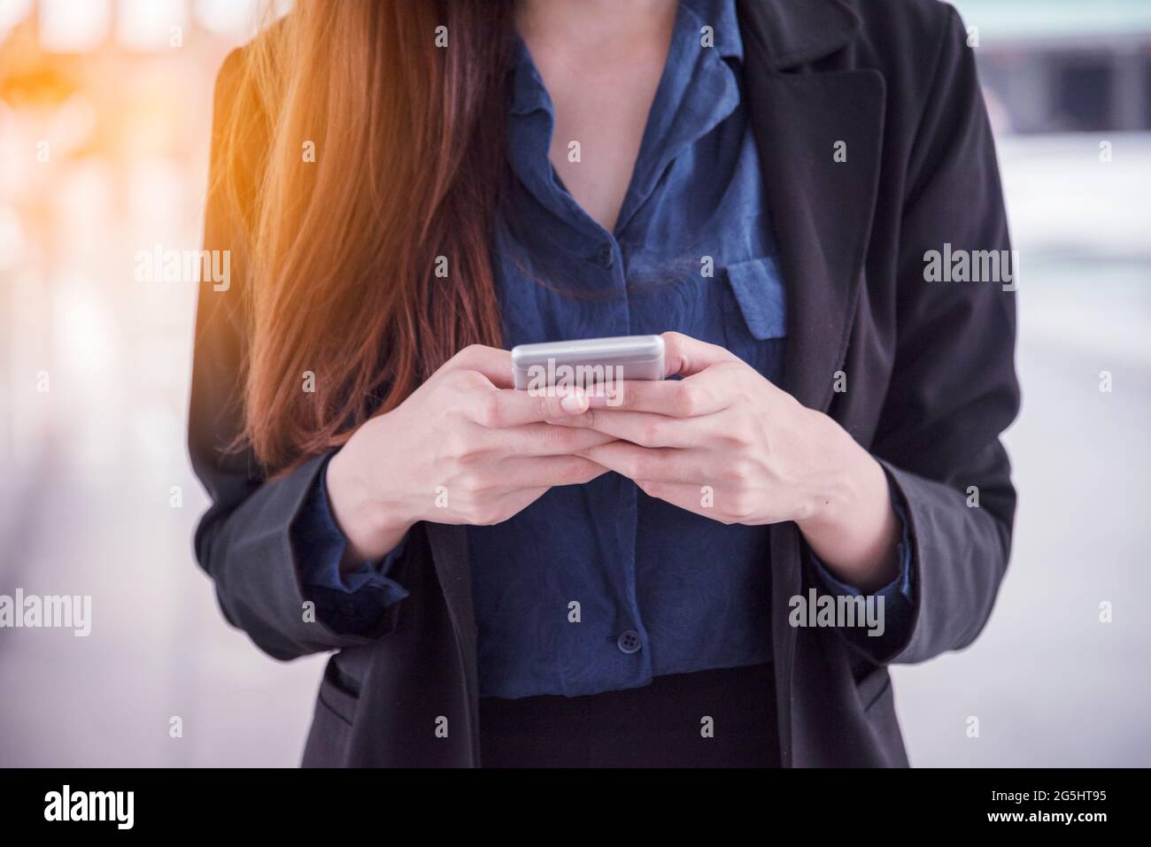 sullo smartphone. Faccia sorridente della donna asiatica che tiene il cellulare con e-commerce Shopping online sito web che legge articolo online, blog e vlog. Foto Stock