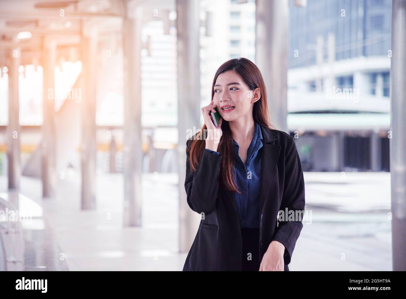 sullo smartphone. Faccia sorridente della donna asiatica che tiene il cellulare con e-commerce Shopping online sito web che legge articolo online, blog e vlog. Foto Stock