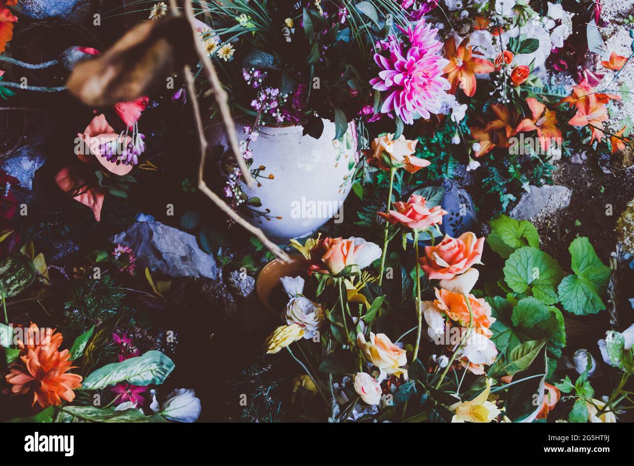 Vive ancora con fiori, pentole e altri oggetti per la casa Foto Stock