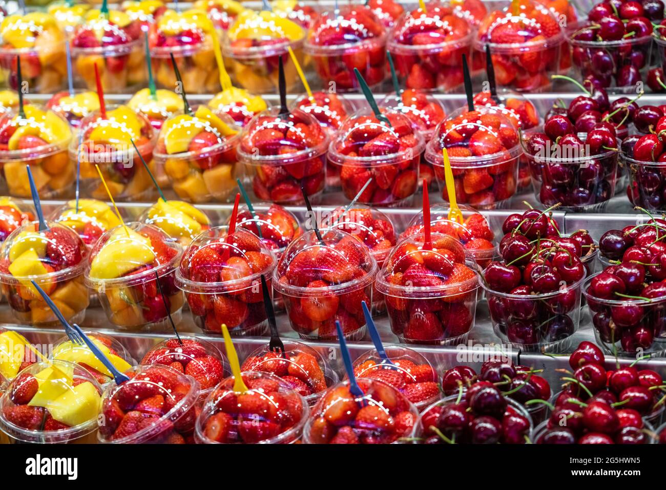 Fragole rosse fresche e ciliegie in vendita sul mercato della frutta Foto Stock
