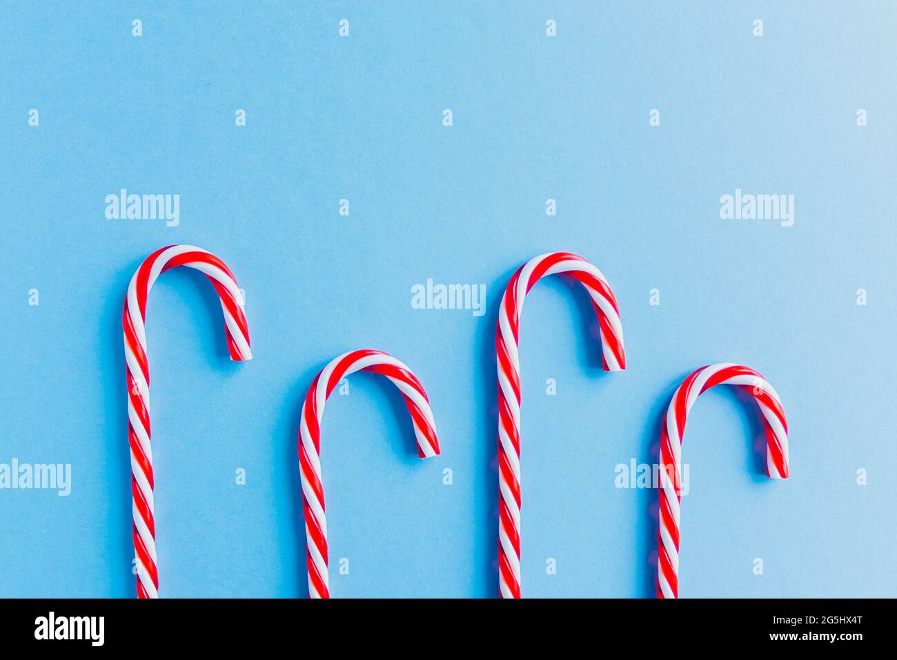 Canne di Natale caramelle e rami di abete piatto posare Foto Stock