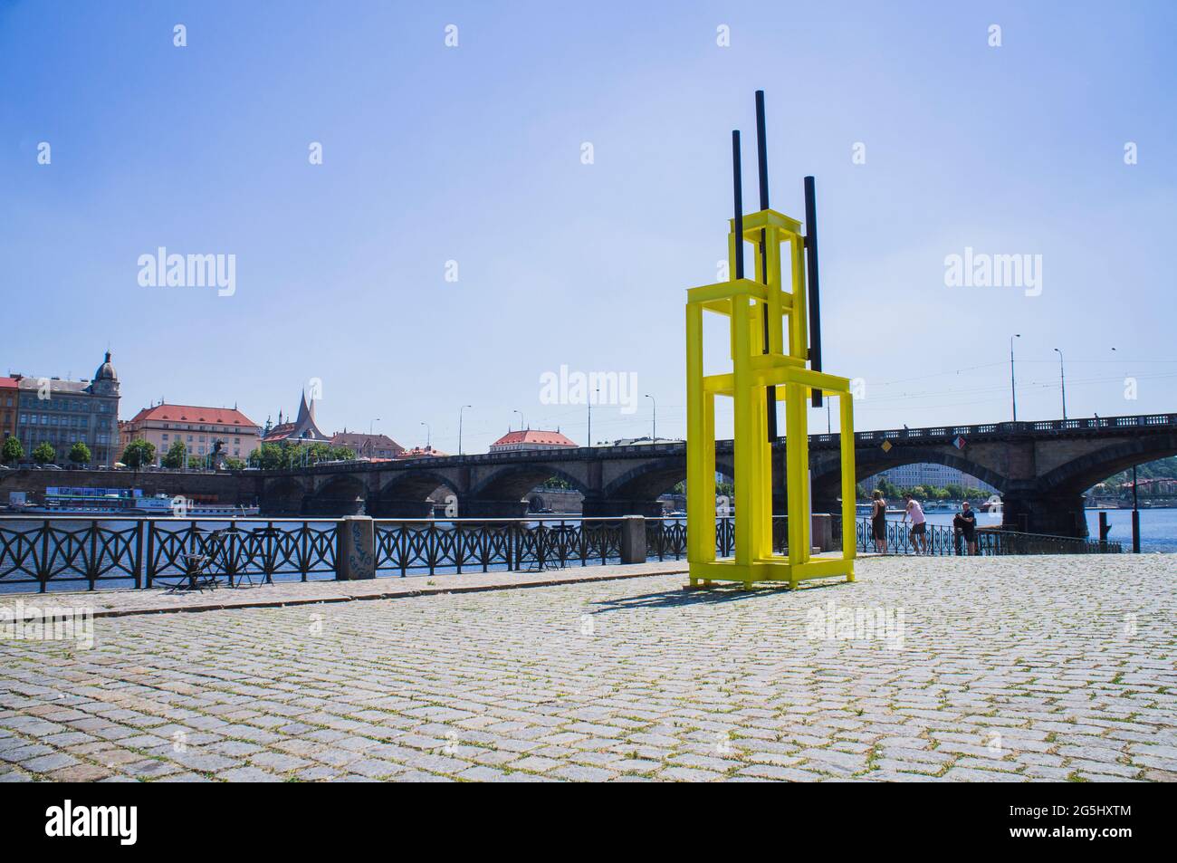 La scultura 'Torre per Jan Palach' dello scultore Vaclav Fiala all'argine Smichov del fiume Moldava all'interno della mostra all'aperto Sculture Line Fest Foto Stock