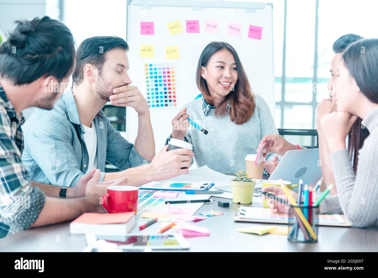 Diversity Creative Design Collaboration Team Meeting comunicazione con i Business Partner lavoro di squadra che lavora insieme nella Sala conferenze. Gruppo di giovani Foto Stock