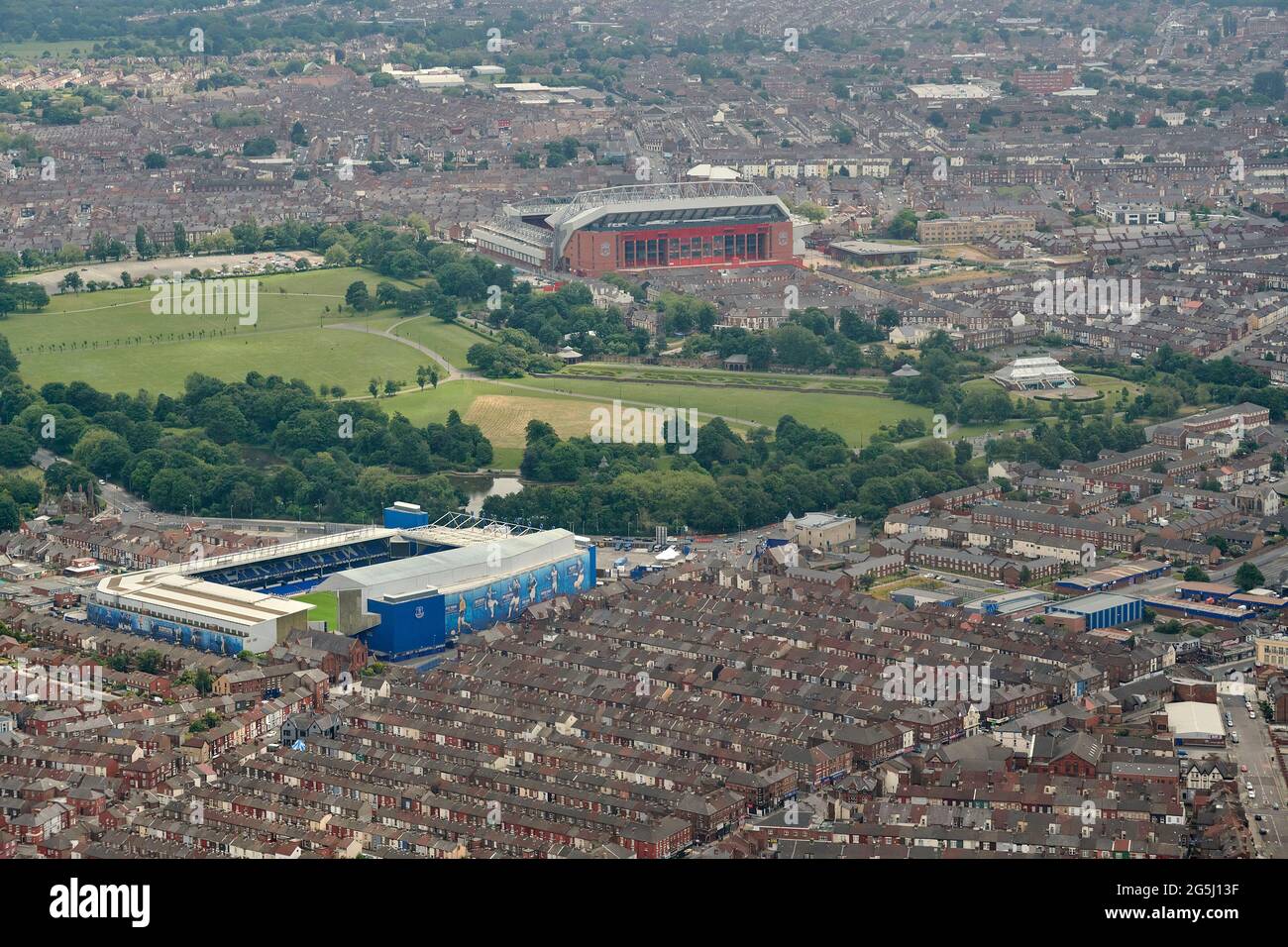 Una vista aerea dei due campi da calcio di Liverpool, l'Everton e il Liverpool FC, con Stanley Park in mezzo, Merseyside, Inghilterra nordoccidentale, Regno Unito Foto Stock