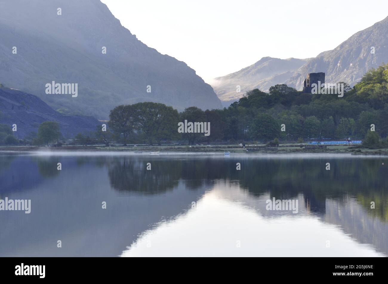 Llyn Padarn a Llanberis, Snowdonia, Gwynedd, Galles, con il castello di Dolbadarn in lontananza. Foto Stock