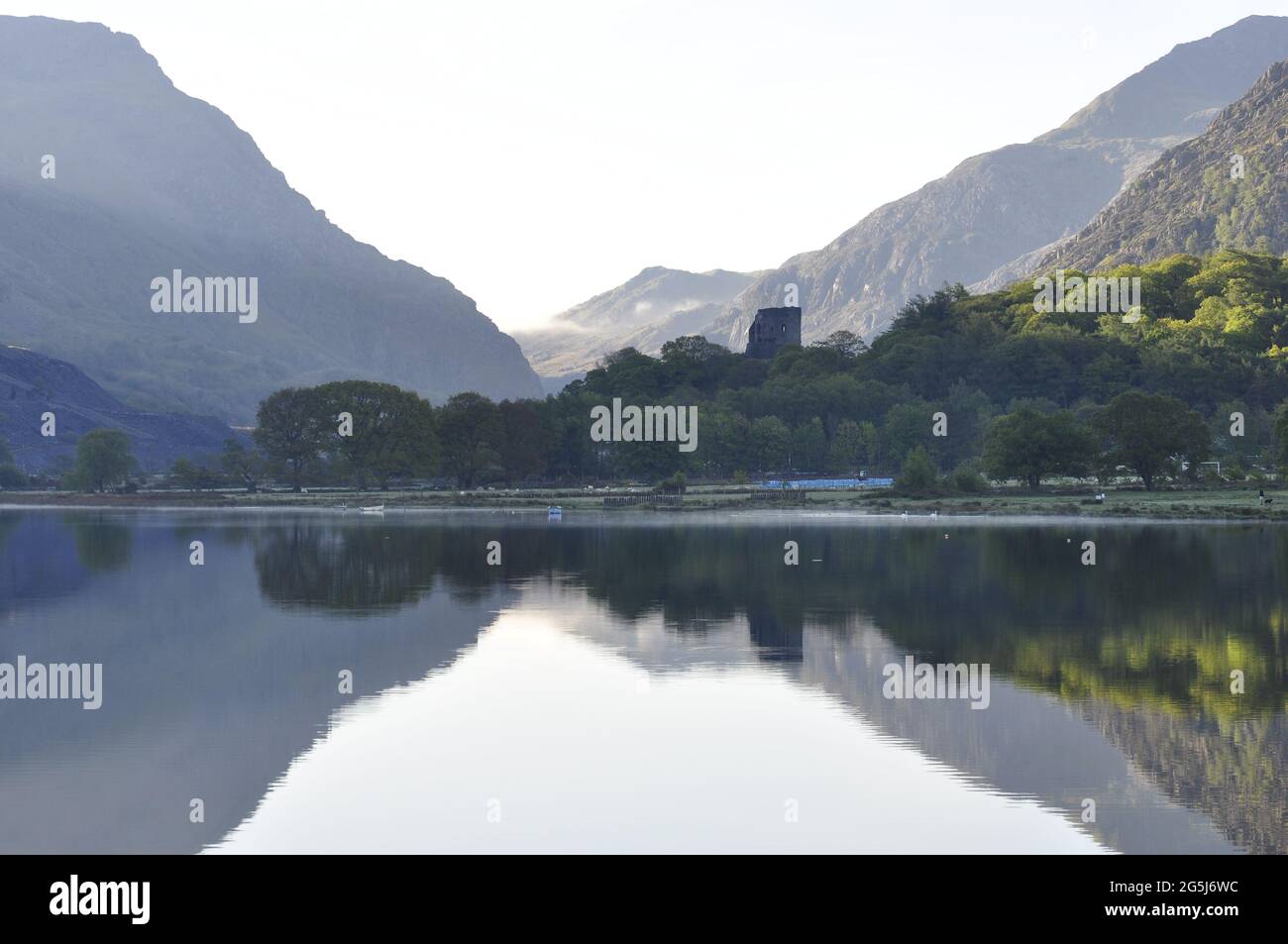 Llyn Padarn a Llanberis, Snowdonia, Gwynedd, Galles, con il castello di Dolbadarn in lontananza. Foto Stock