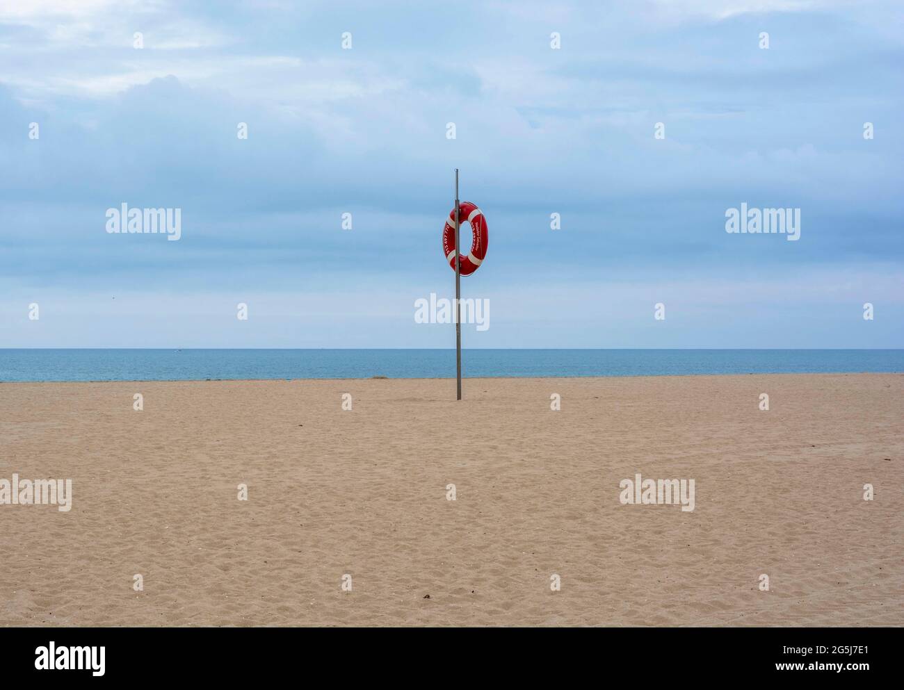 La semplicità è fondamentale. Spiaggia deserta a Vilamoura, Portogallo. Sebbene sia stato ripreso un po' di tempo, è opportuno dare le attuali restrizioni. Foto Stock