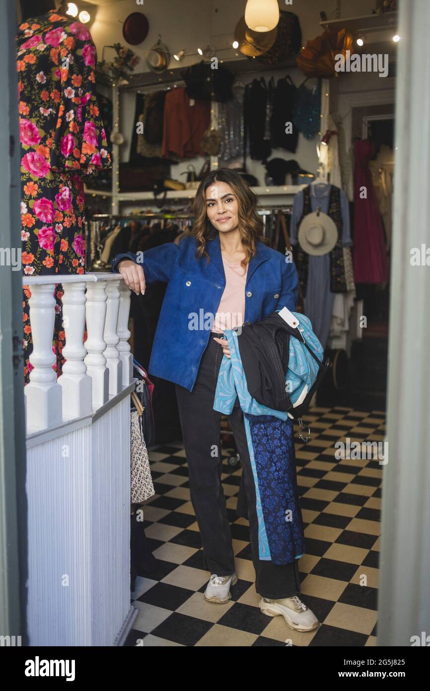 Ritratto di donna indiana con abiti in piedi alla boutique Foto Stock