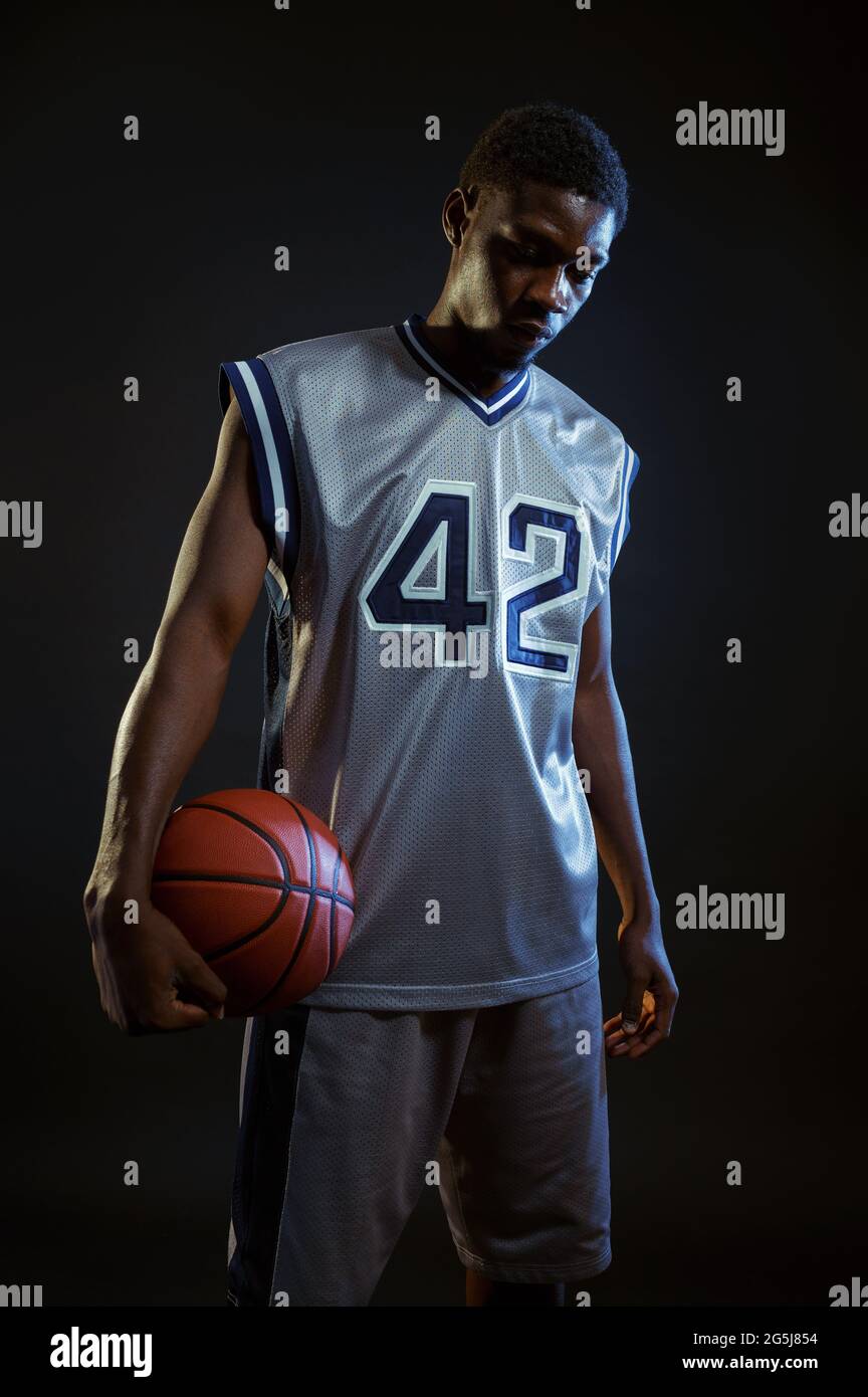 Il giocatore di basket aggressivo si pone con la palla Foto Stock