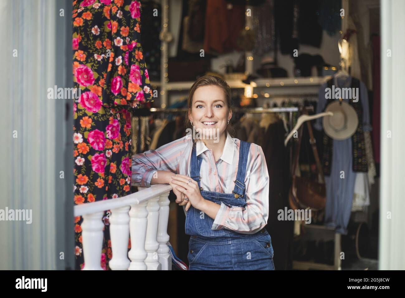 Ritratto di una donna sorridente al negozio di abbigliamento Foto Stock