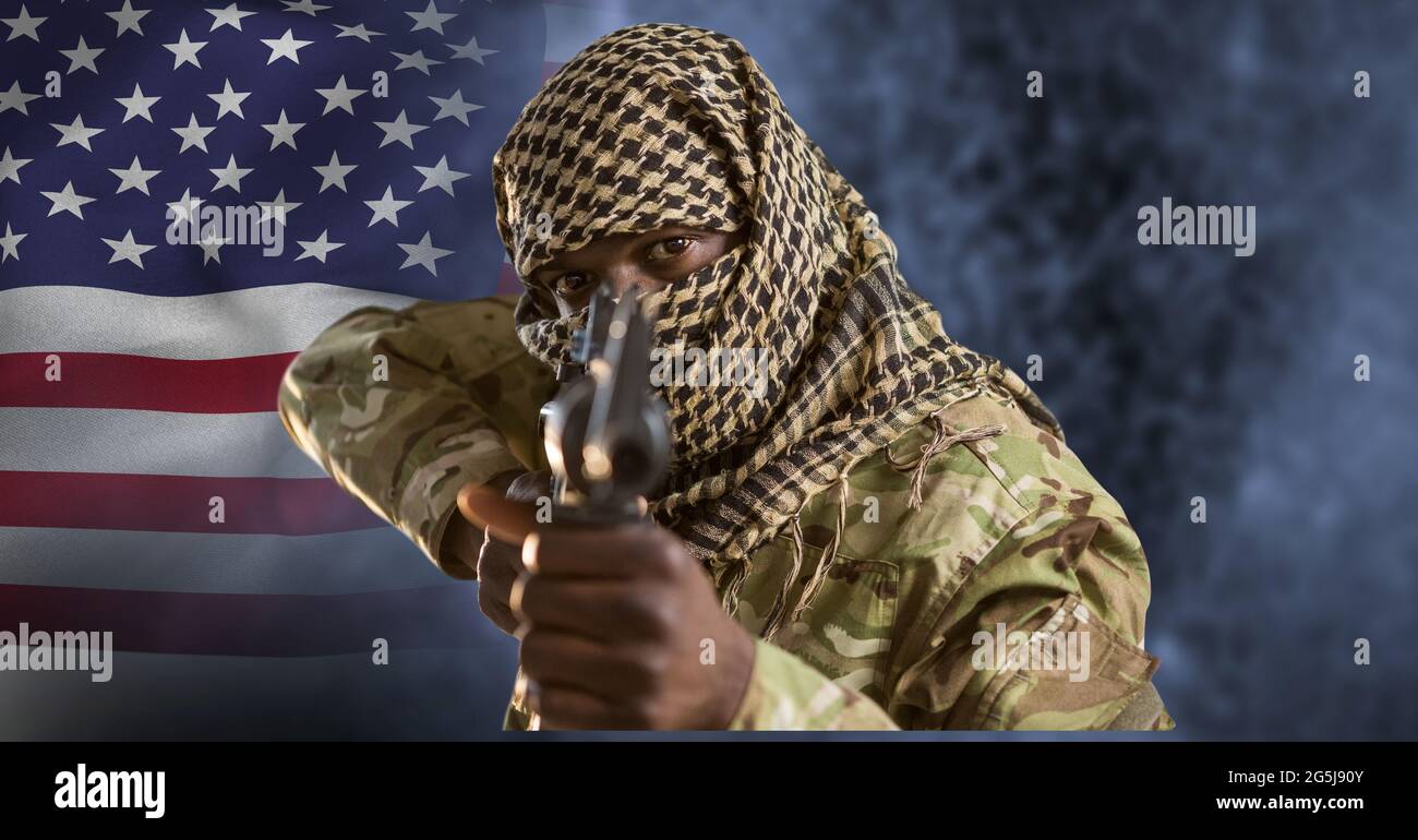 Composizione di un soldato maschio che indossa una pistola di puntamento keffiyeh, sopra fumo e bandiera americana Foto Stock
