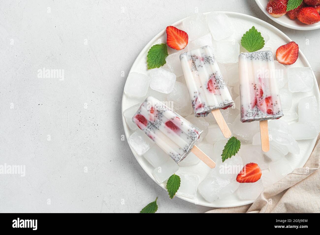 Tre gelati su un piatto con ghiaccio su sfondo chiaro. Foto Stock