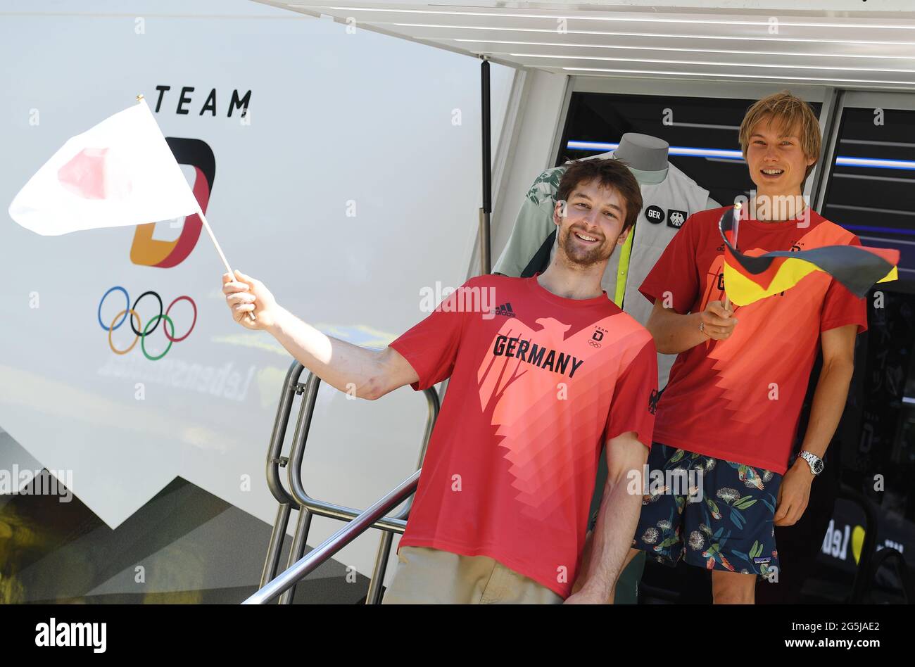 Monaco, Germania. 28 Giugno 2021. I due alpinisti Jan Hojer (l) e Alexander Megos indossano nuove T-shirt mentre si vestono parte della squadra olimpica tedesca. Credit: Angelika Warmuth/dpa/Alamy Live News Foto Stock