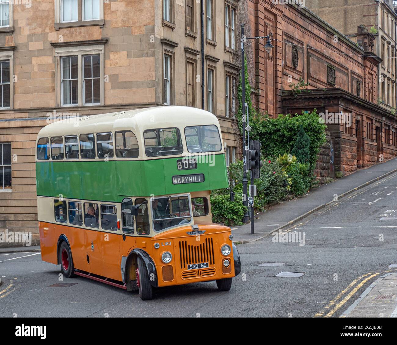 Glasgow, Scozia, Regno Unito. 26 Giugno 2021. Glasgow Vintage Vehicle Trust mostra la loro collezione di autobus d'epoca per le strade di Glasgow Foto Stock