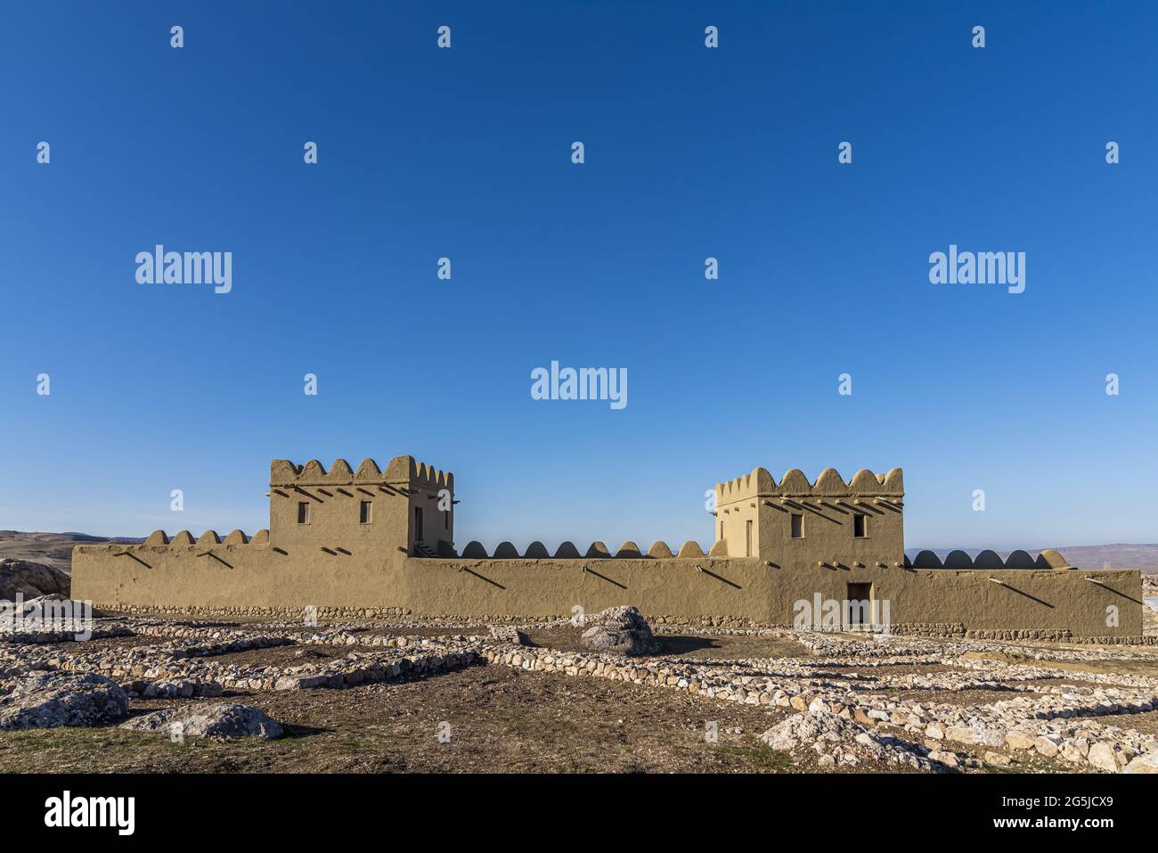 Mura e castello di Hattusas sotto il cielo azzurro Foto Stock