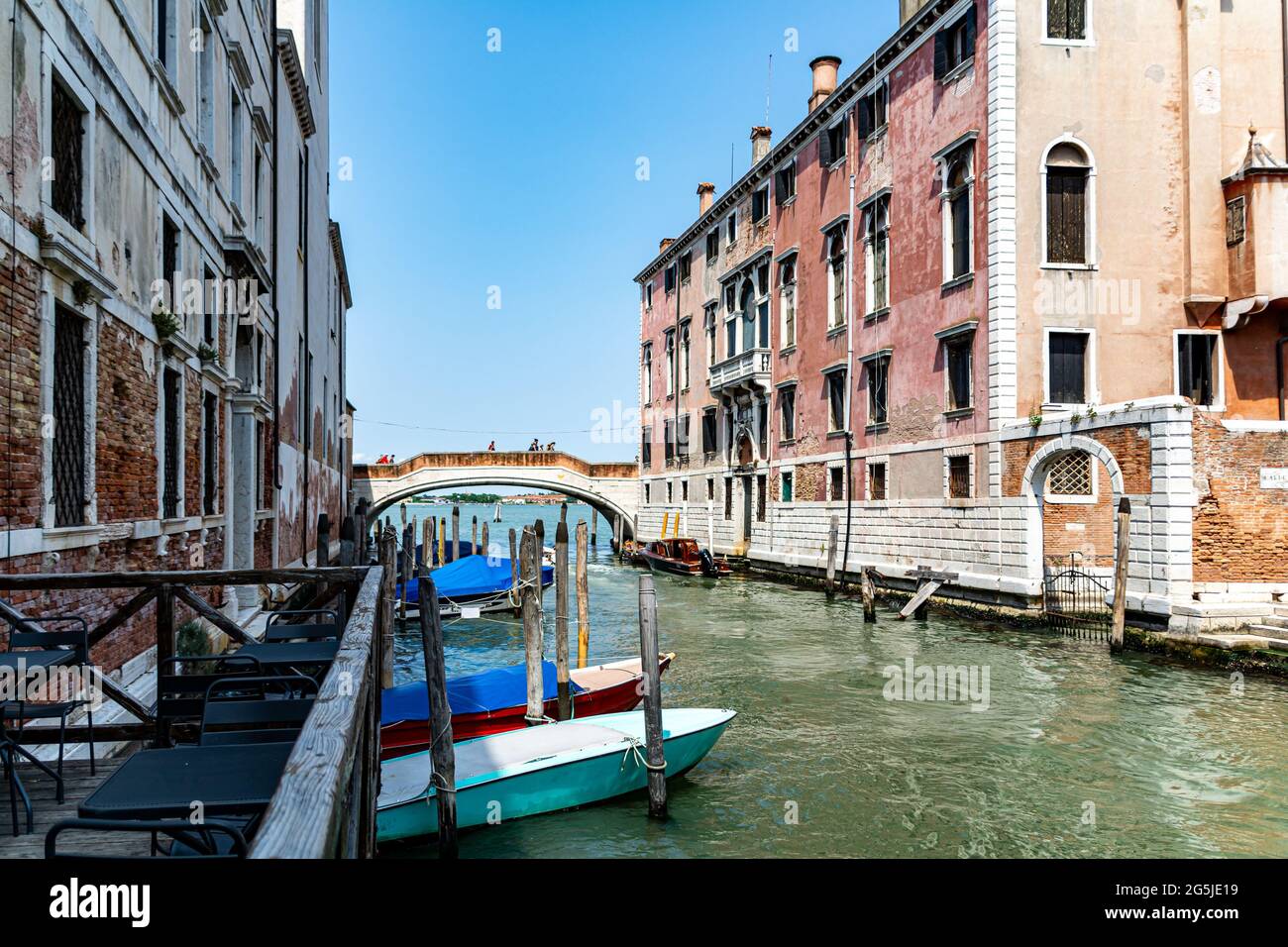 Vista romantica su un canale d'acqua (la cosiddetta Riva) a Venezia, Italia. Questi corsi d'acqua sono i principali mezzi di trasporto della città Foto Stock