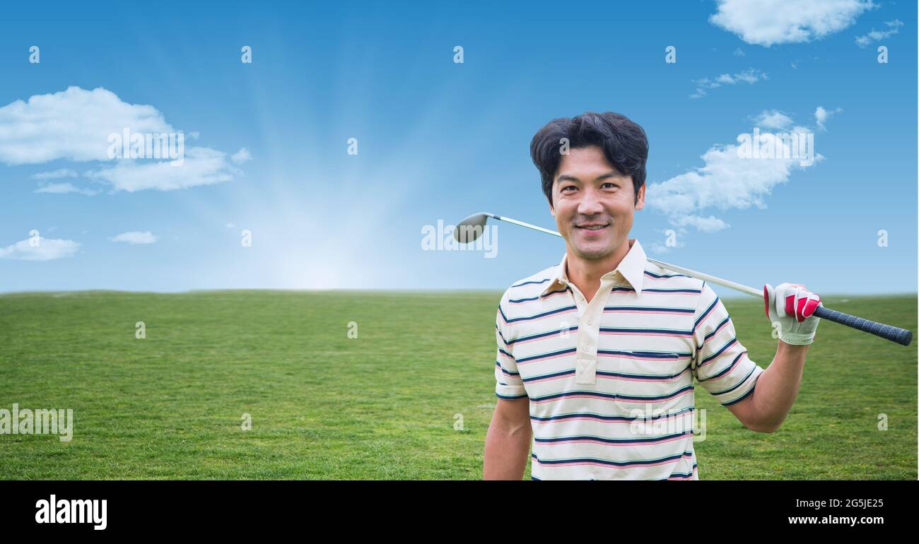 Composizione del giocatore di golf maschile che tiene il club sopra il cielo blu e le nuvole Foto Stock