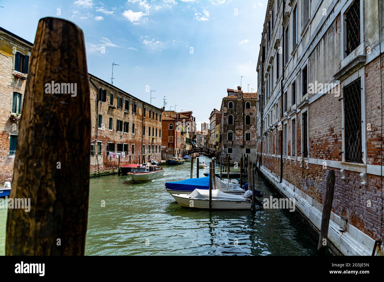 Vista romantica su un canale d'acqua (la cosiddetta Riva) a Venezia, Italia. Questi corsi d'acqua sono i principali mezzi di trasporto della città Foto Stock