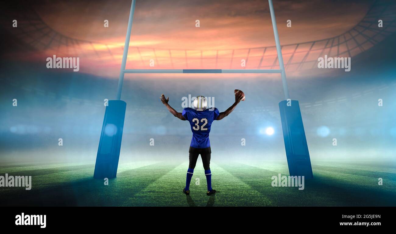 Composizione del calciatore americano maschile con palla allo stadio Foto Stock