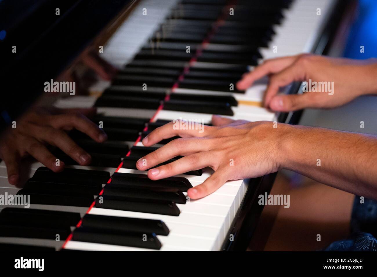 Stretta di mano suonare il pianoforte Foto Stock