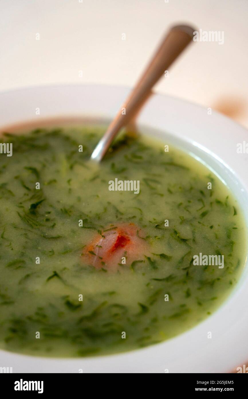 Zuppa di Caldo verde - piatto tradizionale portoghese Foto Stock